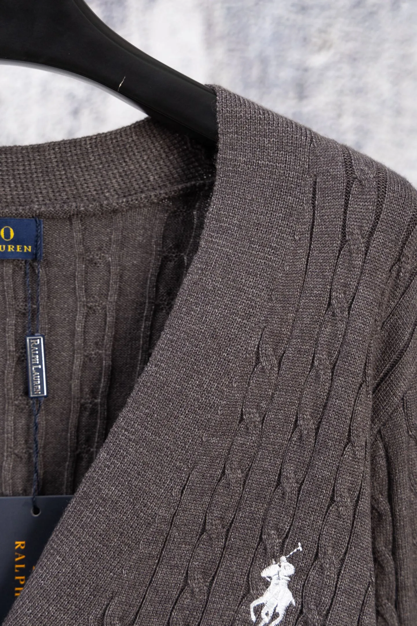 P190 Ralph Lauren Classic V-neck Solid Color Pony Embroidered Logo Knitted Cardigan Long Sleeve Ralph Lauren Classic Basic Versatile Twist Knitted Cardigan Long Sleeve Main supply platform live broadcast Wholesale entity Replenish when out of stock Not removed from the shelves Quality 1:1 patterning Complete three standards Correct version of pony logo Imported quality cotton yarn Focus on high-end Cost-effective Good quality Needless to say Zhao Lusi's same style is really amazing, so sweet I'm so beautiful. This cardigan is really good-looking. It's simple and easy to wear. It's a must-have for goddess ootd. Good-looking clothes are never picky. A must-have in the wardrobe of goddesses. Size: S-XL. Color: Navy blue, red, khaki, dark gray.